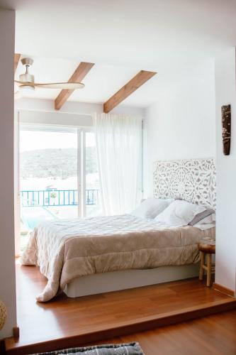 a bedroom with a bed and a large window at Loft del Sol in Peniscola