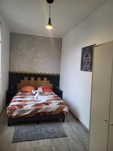 une chambre avec un lit et un tableau au mur dans l'établissement Appartement spacieux & lumineux proche paris, à Villeneuve-Saint-Georges