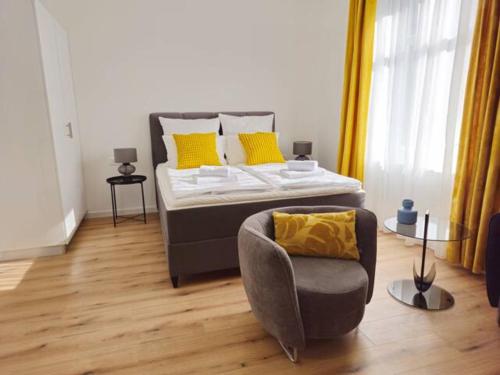 - une chambre avec un lit et une chaise dans l'établissement New Stylish & Modern Studio Apart - with sea view, à Pula