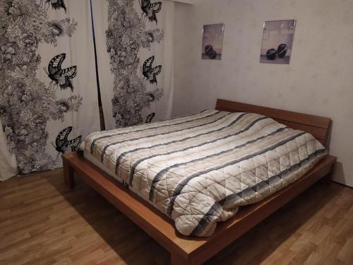una camera da letto con un letto con un piumone di Saimaa view house a Lappeenranta