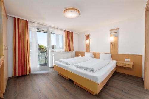 Postel nebo postele na pokoji v ubytování Hotel Alpenblick Attersee