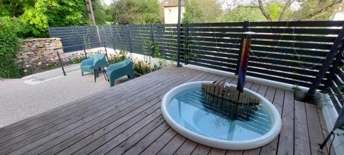 bañera en la cubierta en Le Jardin des Ecureuils en Dijon