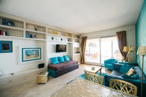 een woonkamer met een bank en een tafel bij Taormina Chic Apartment in Taormina