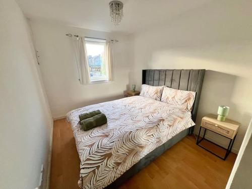 Giường trong phòng chung tại Ideal 3 Bed Home In Glasgow City With Free Parking