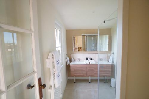 een badkamer met een wastafel en een spiegel bij La Girondine de Ferrand Lartigue in Saint-Émilion