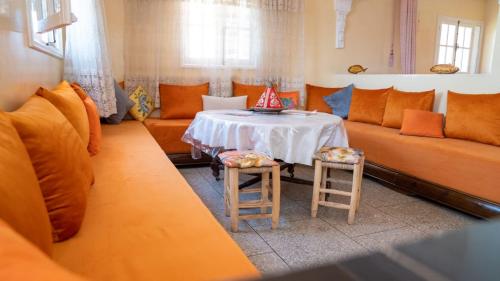 - un salon avec un canapé et une table dans l'établissement Villa salma, à Oualidia