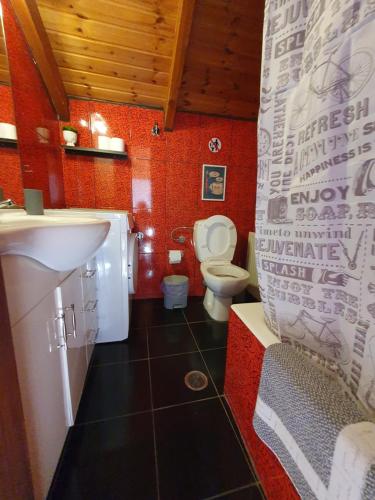 La salle de bains est pourvue d'un lavabo blanc et de toilettes. dans l'établissement LittleLoft Ioannina, à Ioannina