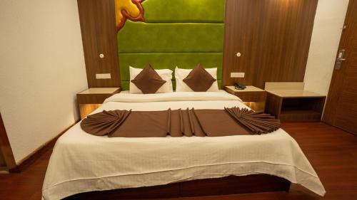 Ein Bett oder Betten in einem Zimmer der Unterkunft HillView Munnar