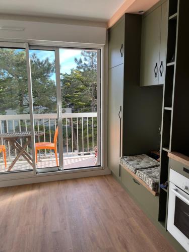 Il comprend un salon doté d'une grande fenêtre et d'un balcon. dans l'établissement Magnifique Studio lajarrige proximité plage et commerces, à La Baule