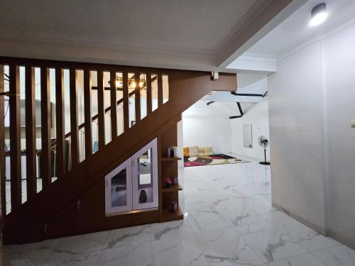 un couloir avec un escalier dans une maison dans l'établissement IM Merapi Homestay, à Ngaglik