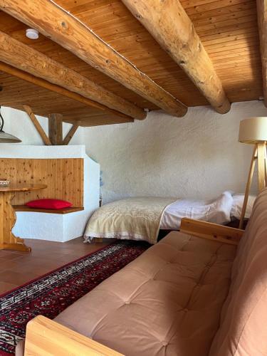Charming alps apartment perfect for walk/cycle/ski في Eschenbach: غرفة نوم بسرير تحت سقف خشبي