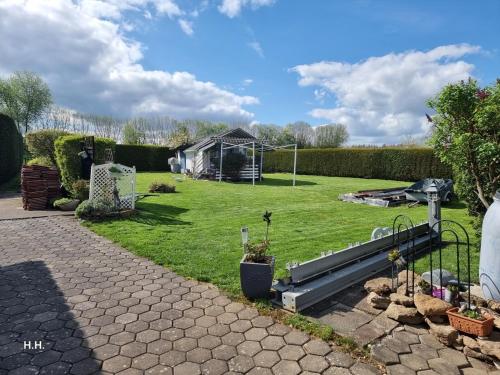 Ein Garten an der Unterkunft Ehemaliger Bauernhof