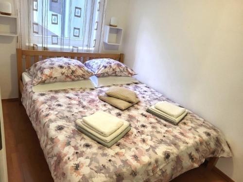 ein Bett mit drei Kissen darauf in einem Schlafzimmer in der Unterkunft Apartment with garden in Barbariga in Barbariga