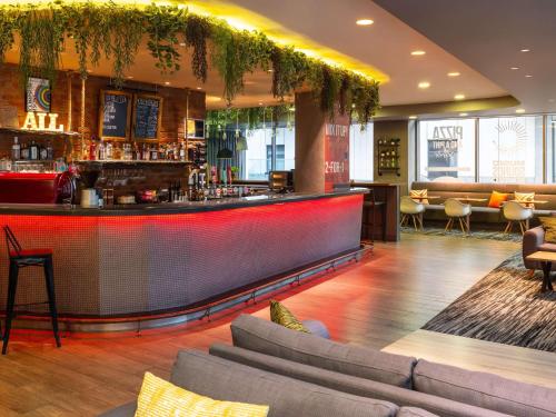a bar in a restaurant with couches at ibis London City - Shoreditch in London