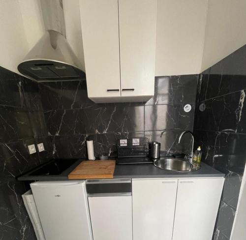 a kitchen with a sink and a counter top at Appartement spacieux & lumineux proche paris in Villeneuve-Saint-Georges