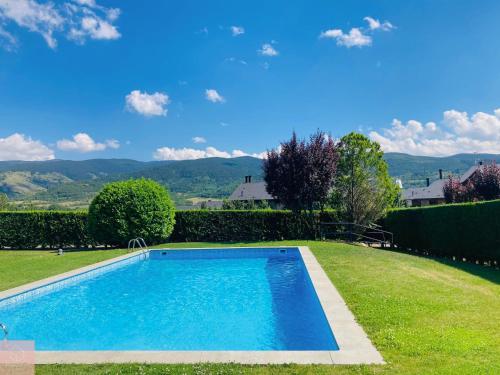 a swimming pool in the yard of a house at Dúplex a Age amb piscina in Puigcerdà