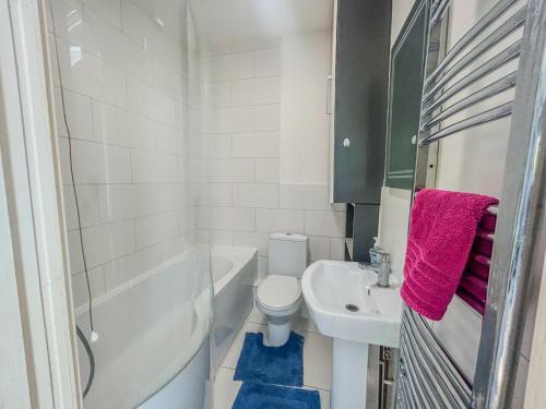 a bathroom with a sink and a toilet and a bath tub at 1 Bedroom Apartment By The River in High Wycombe