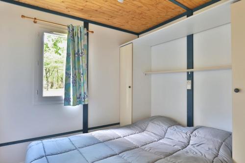 a room with a couch and a window at Camping L'Etang D'Ardy *** in Saint-Paul-lès-Dax