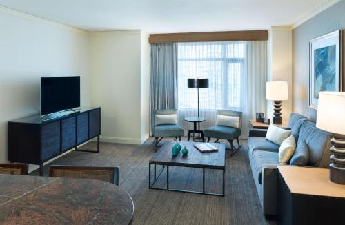 ein Wohnzimmer mit einem Sofa und einem TV in der Unterkunft Hyatt Regency Denver at Colorado Convention Center in Denver
