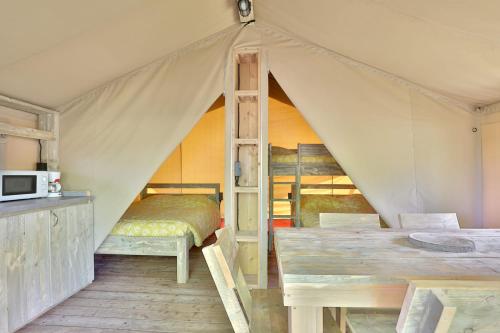 Ένα ή περισσότερα κρεβάτια σε δωμάτιο στο Camping L'Etang D'Ardy ***