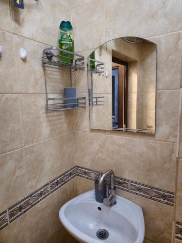 La salle de bains est pourvue d'un lavabo et d'un miroir. dans l'établissement Aпартамент 5, à Varna