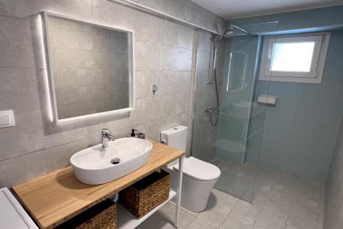 Koupelna v ubytování Minimalist Seaside Apartment with Private Patio and Parking - Blue Zone Homes