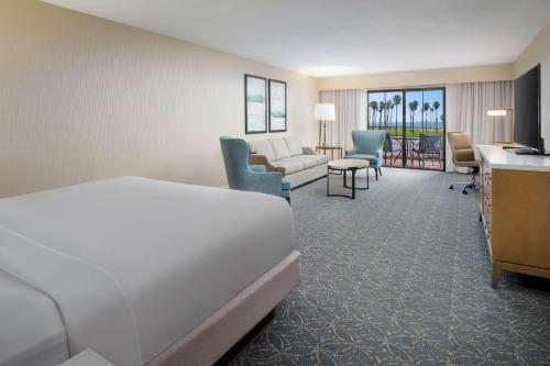 Postel nebo postele na pokoji v ubytování Hilton Santa Barbara Beachfront Resort