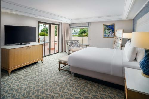 Postel nebo postele na pokoji v ubytování Hilton Santa Barbara Beachfront Resort