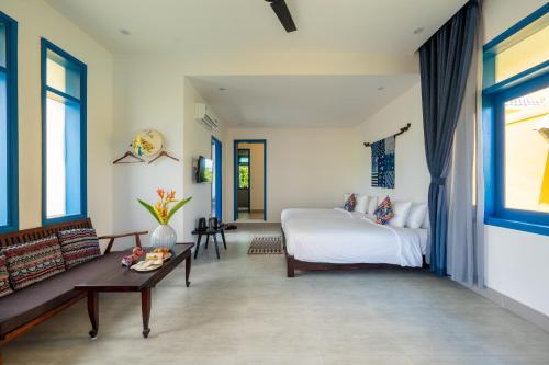 sypialnia z łóżkiem i stołem w obiekcie Chez Mimosa Rice Farm Hoi An - New address DX18, Thanh Nhut, Cam Thanh w Hoi An