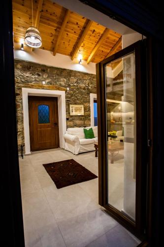 Φωτογραφία από το άλμπουμ του Traditional stone build country house Shale σε Voutás
