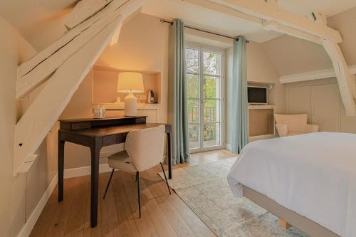 コンピエーニュにあるLE MOULIN DE L'ORTILLEのベッドルーム1室(ベッド1台、デスク付)