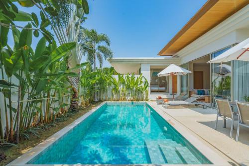 Bazén v ubytování 3-Bedroom Pool Villa in Trichada Sky at Bangtao nebo v jeho okolí