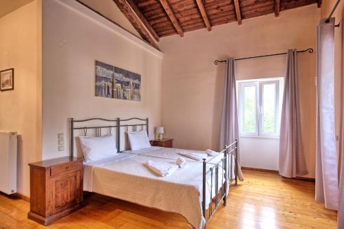 เตียงในห้องที่ Villa Moyria by PosarelliVillas