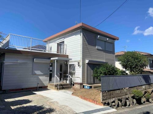 una casa con un balcón encima en 望海荘, en Hannan