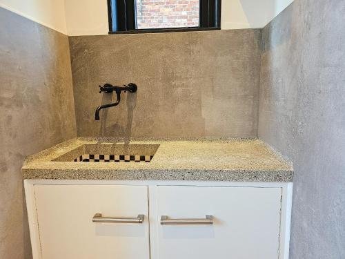 ein Badezimmer mit einem Waschbecken mit Wasserhahn in der Unterkunft Vakantiewoning met Sauna centrum Domburg DO22 in Domburg