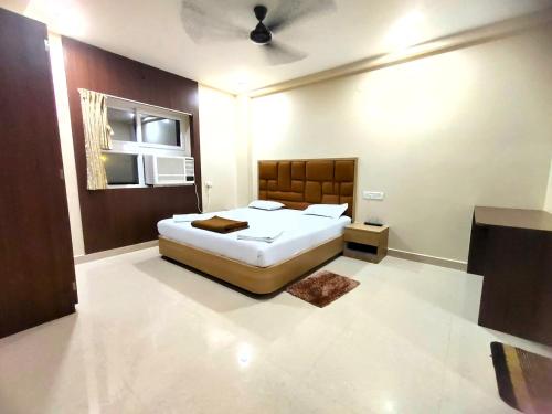 Кровать или кровати в номере ASHIRBAD VILLA 600 mtrs from Shree Jagannath Temple and Golden Beach