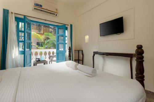 A bed or beds in a room at Feliz Arambol