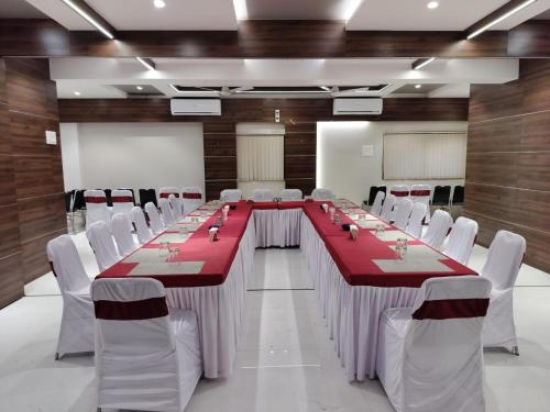 ソーラープルにあるHotel Dhruva-Solapur Pet friendlyのギャラリーの写真