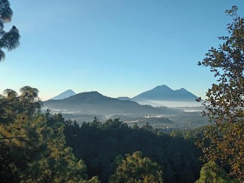 uma vista para um vale com montanhas à distância em Finca Chuchiyá cabañas Tecpan em Tecpán Guatemala