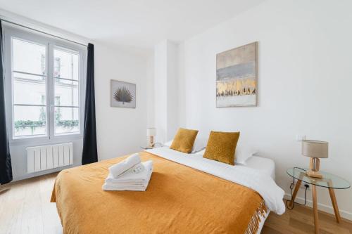 une chambre blanche avec un grand lit et une fenêtre dans l'établissement 2 pieces renovee a neuf Paris 5 - 4P - FLAT-GUEST, à Paris
