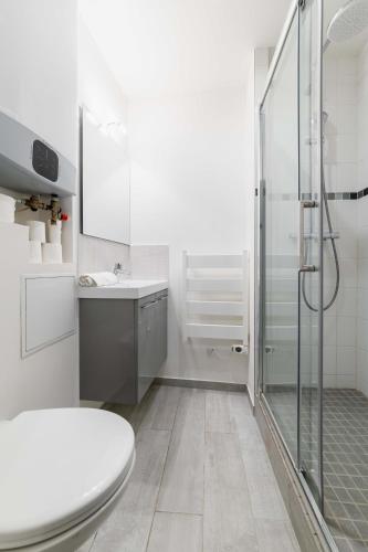une salle de bain blanche avec douche et toilettes dans l'établissement 2 pieces renovee a neuf Paris 5 - 4P - FLAT-GUEST, à Paris