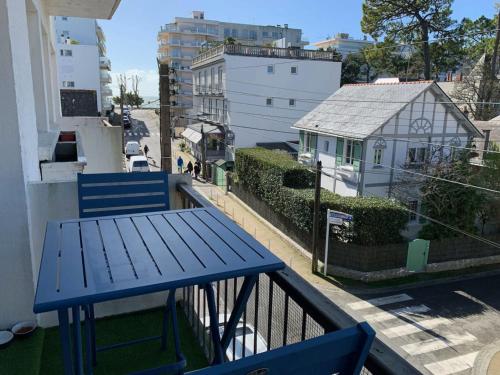 un banc bleu assis au-dessus d'un balcon dans l'établissement Ty Braz 4 pers studio 3 min à pied marché, plage, à La Baule
