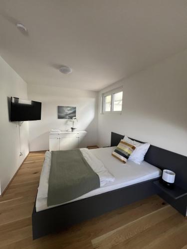 1 dormitorio con 1 cama grande y TV en Stiglechner Tankstelle St. Martin im Mühlkreis, 