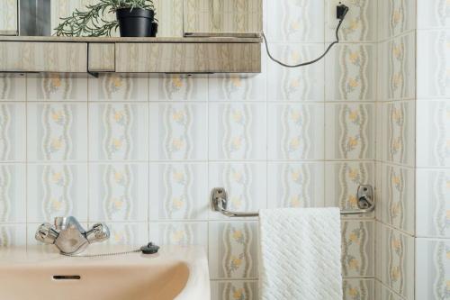 ein Badezimmer mit Waschbecken und Spiegel in der Unterkunft Casa Cuco in Corejido