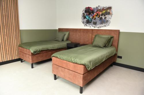 twee bedden in een kamer met bij Villa met 13 slaap plaatsen in Alphen
