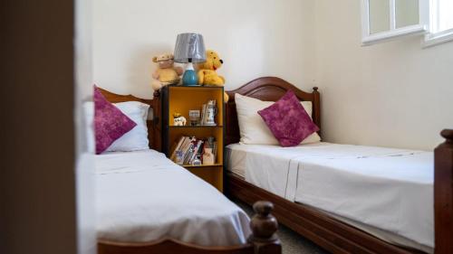 - deux lits avec des animaux farcis au-dessus d'eux dans une pièce dans l'établissement Villa salma, à Oualidia