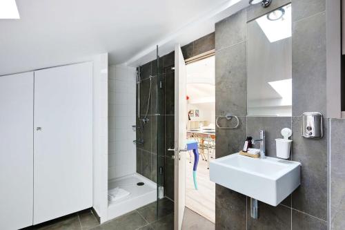 bagno con lavandino e doccia di Cocoon with AC & Private Terrace - Republique a Parigi