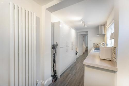 Kuchyň nebo kuchyňský kout v ubytování NEW! Stunning 2-Bed Home by Stay With Us, Ideal for Families, Sleeps 4!