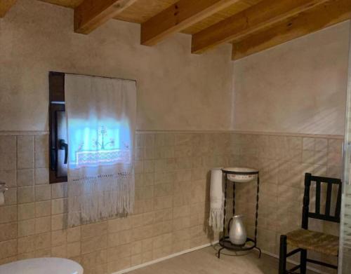 baño con aseo y ventana en Paraje Navazos en Gavilanes