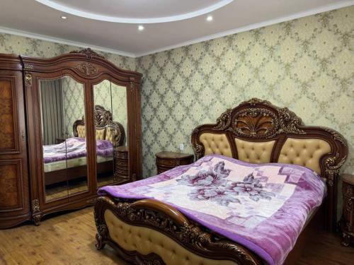 YunusobodにあるЮнусабад шахристан люксのベッドルーム1室(ベッド2台、鏡付)